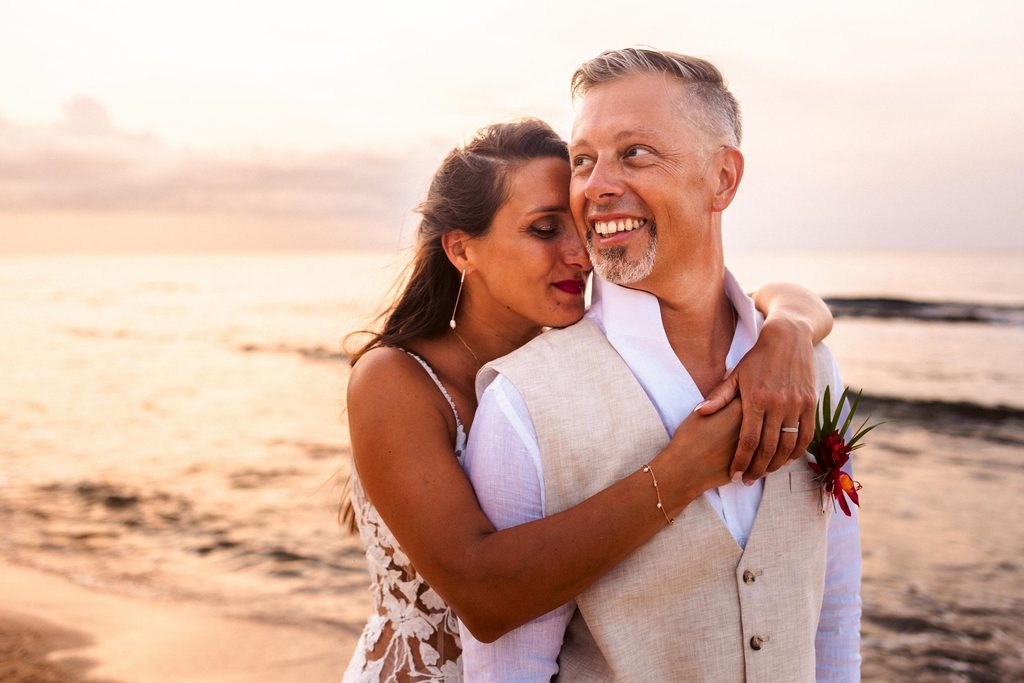 Mariage intimiste en Guadeloupe, séance photo sur la plage