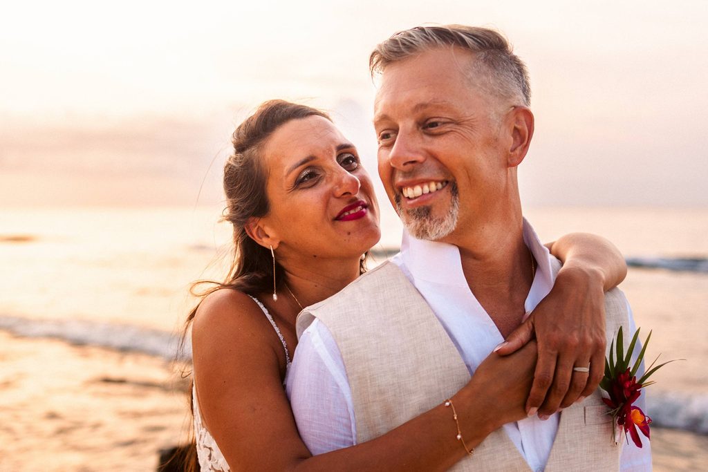 Mariage intimiste en Guadeloupe, séance photo sur la plage