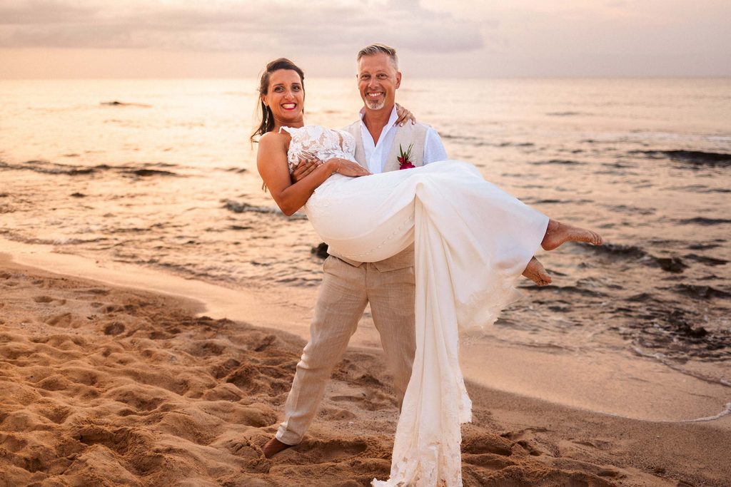 Mariage intimiste en Guadeloupe, séance photo sur la plage