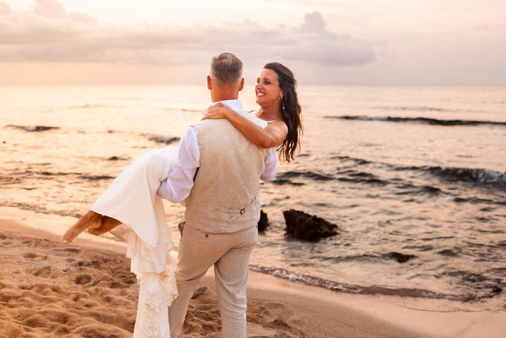 Mariage intimiste en Guadeloupe, séance photo sur la plage