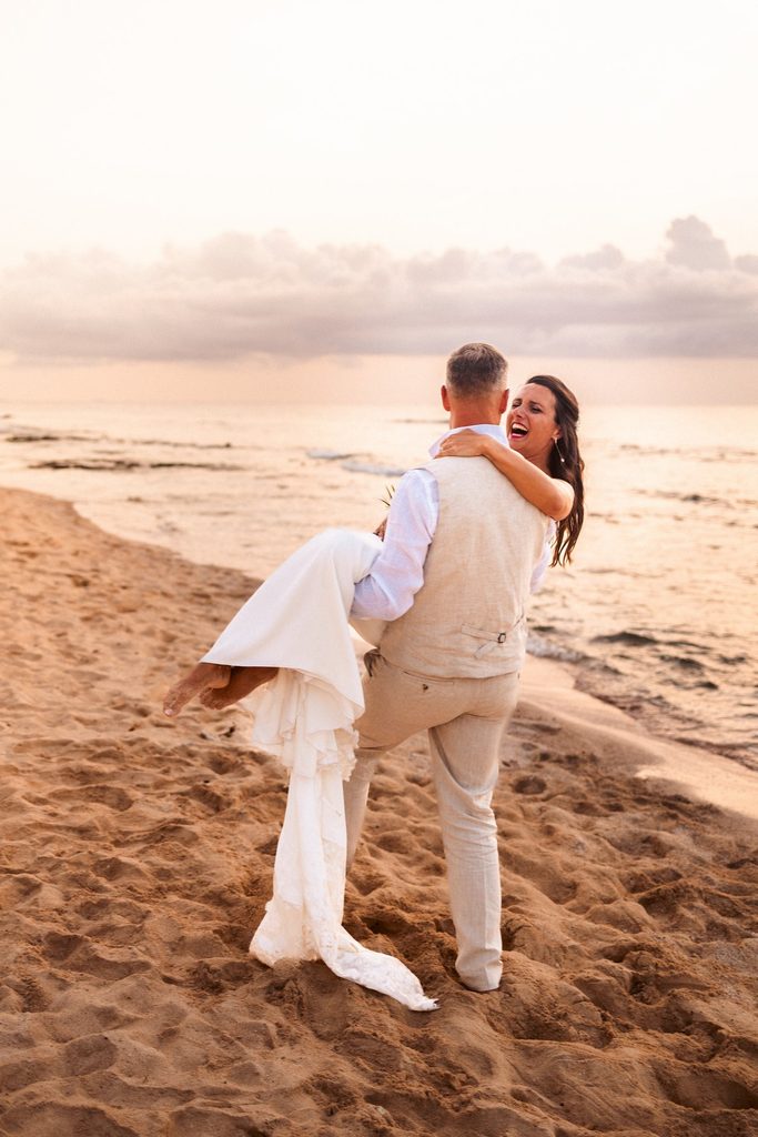 Mariage intimiste en Guadeloupe, séance photo sur la plage