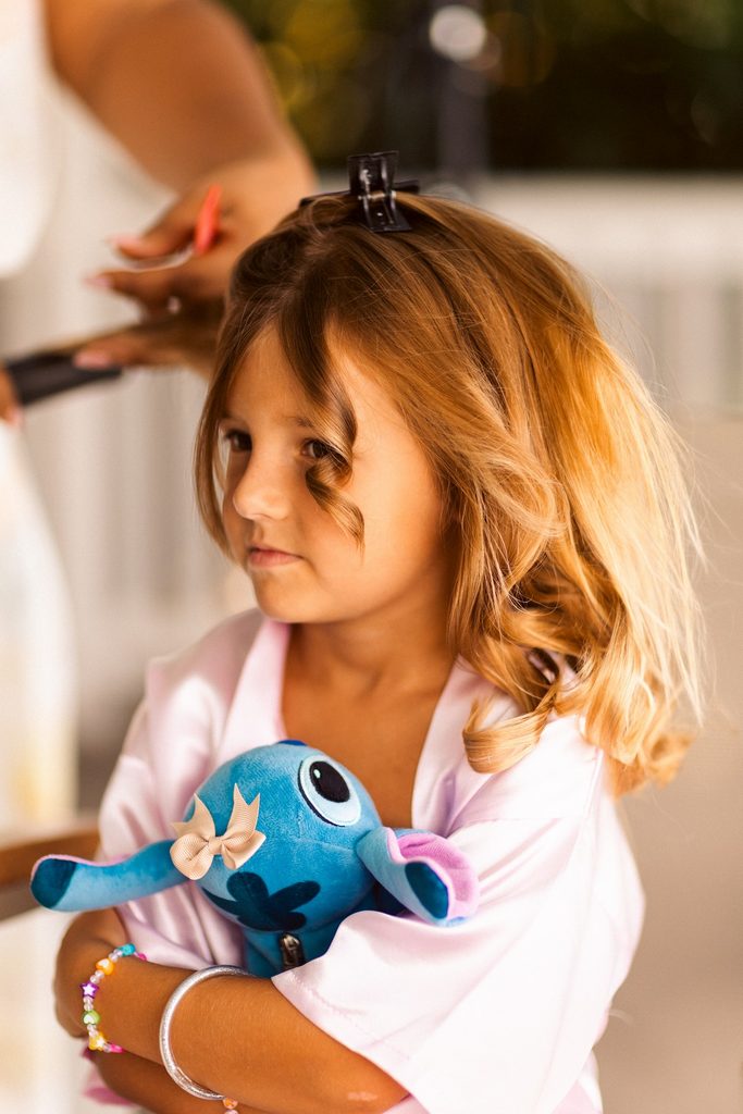 Préparatifs de mariage intimiste en Guadeloupe, coiffure enfant