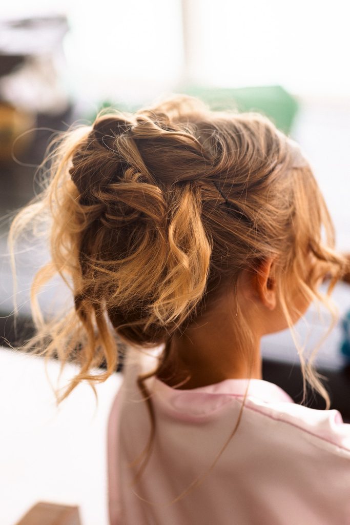 Préparatifs de mariage intimiste en Guadeloupe, coiffure enfant