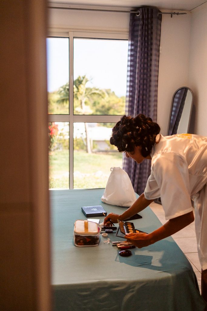 Préparatifs de mariage intimiste en Guadeloupe, maquillage mariée