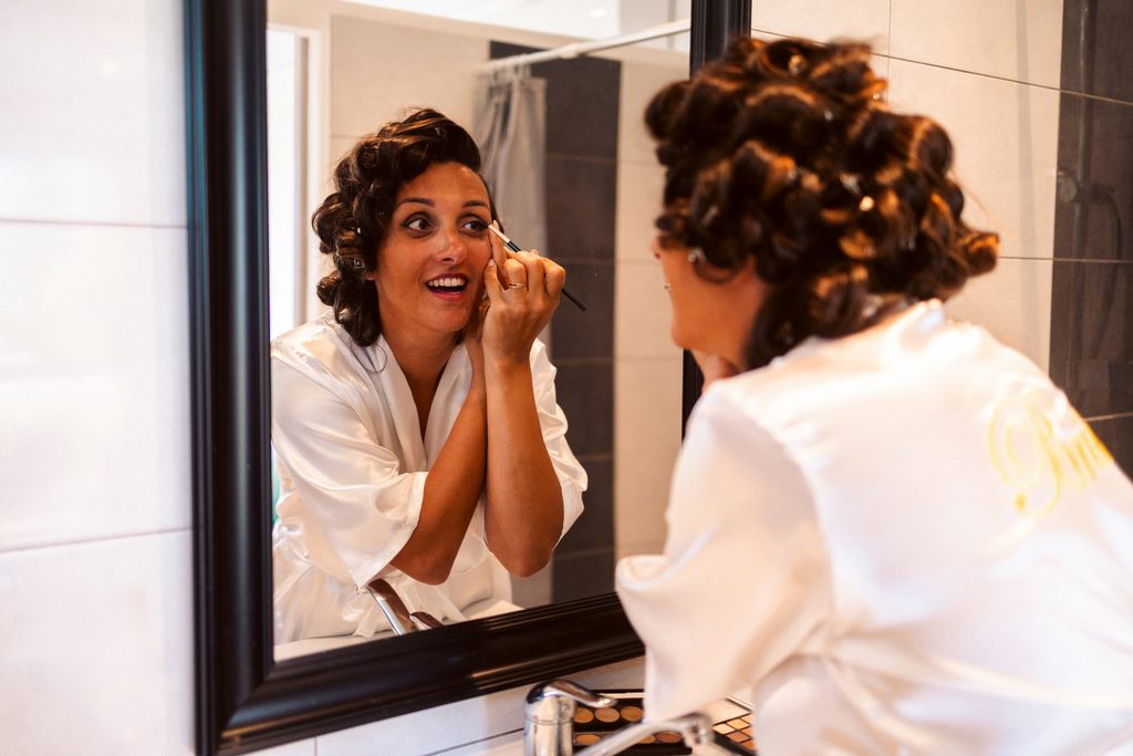 Préparatifs de mariage intimiste en Guadeloupe, maquillage mariée