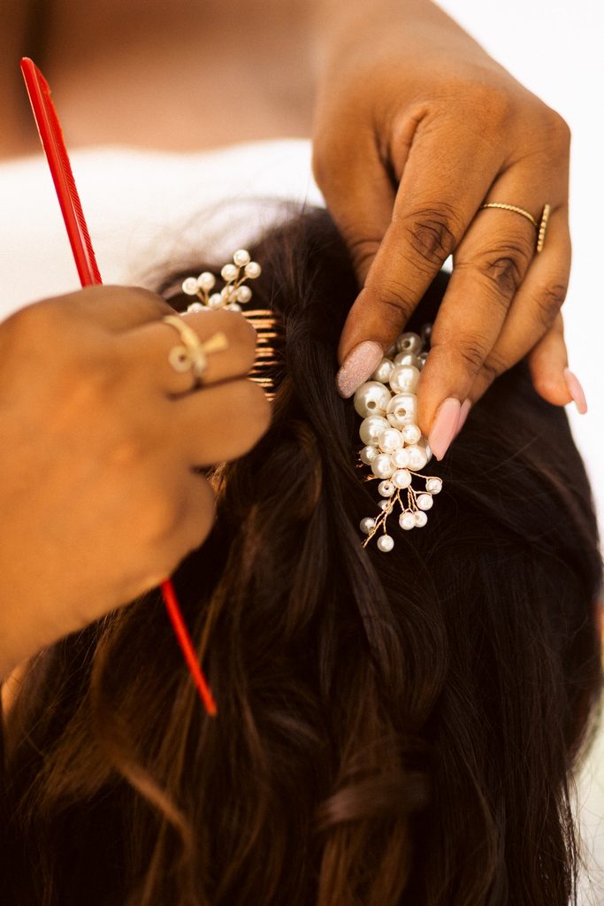 Préparatifs de mariage intimiste en Guadeloupe, maquillage mariée
