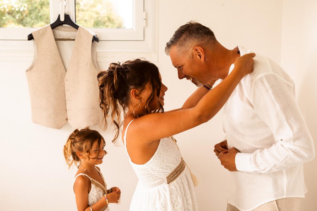 Préparatifs de mariage intimiste en Guadeloupe, habillage marié