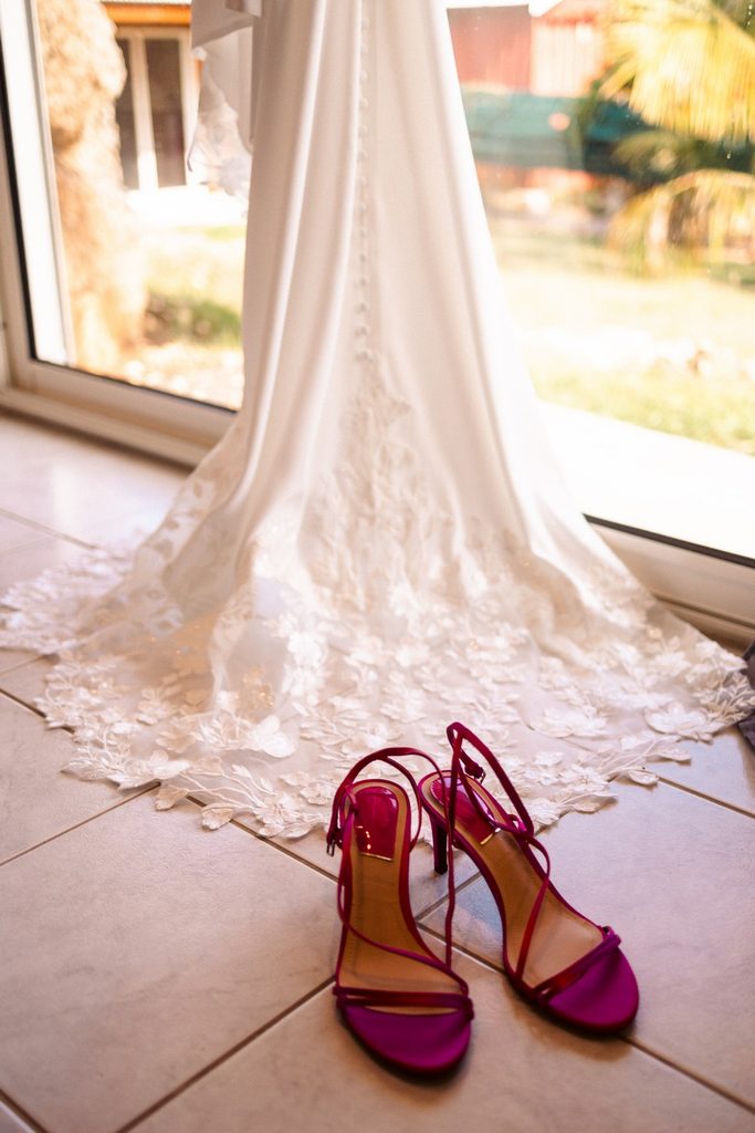 Préparatifs de mariage intimiste en Guadeloupe, habillage mariée