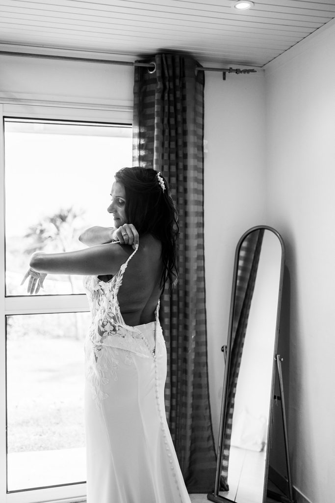 Préparatifs de mariage intimiste en Guadeloupe, habillage mariée