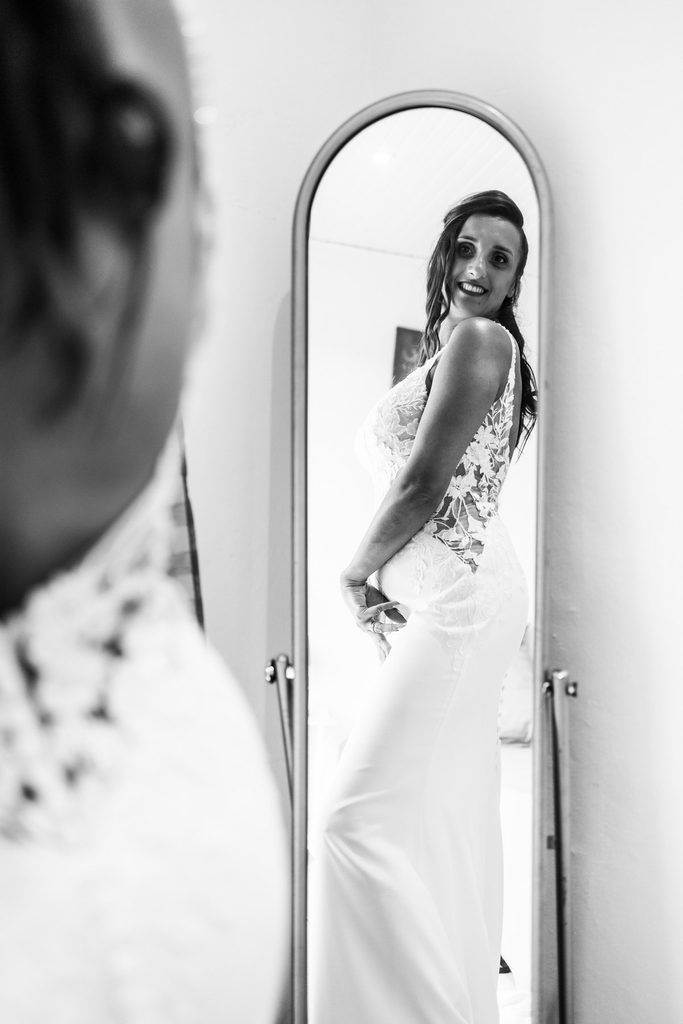 Préparatifs de mariage intimiste en Guadeloupe, habillage mariée