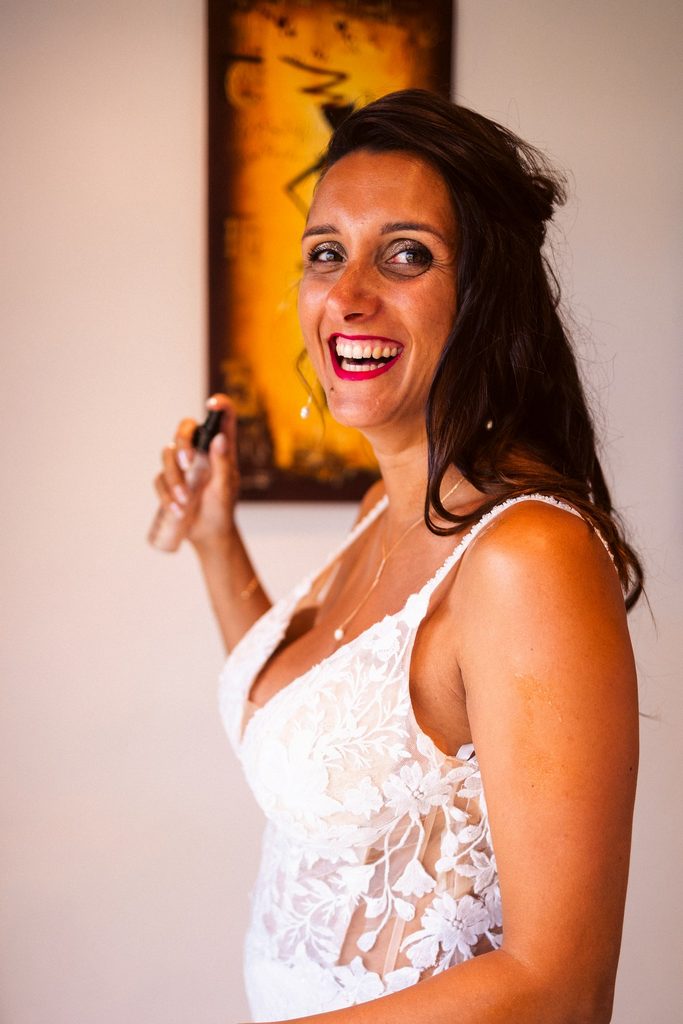 Préparatifs de mariage intimiste en Guadeloupe, habillage mariée