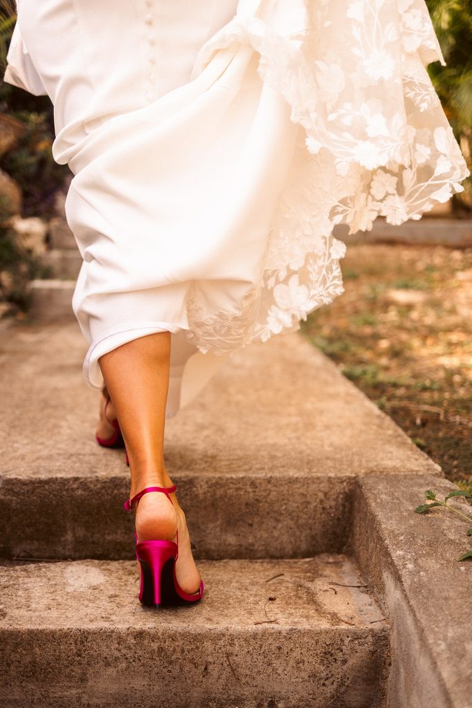 Préparatifs de mariage intimiste en Guadeloupe, habillage mariée