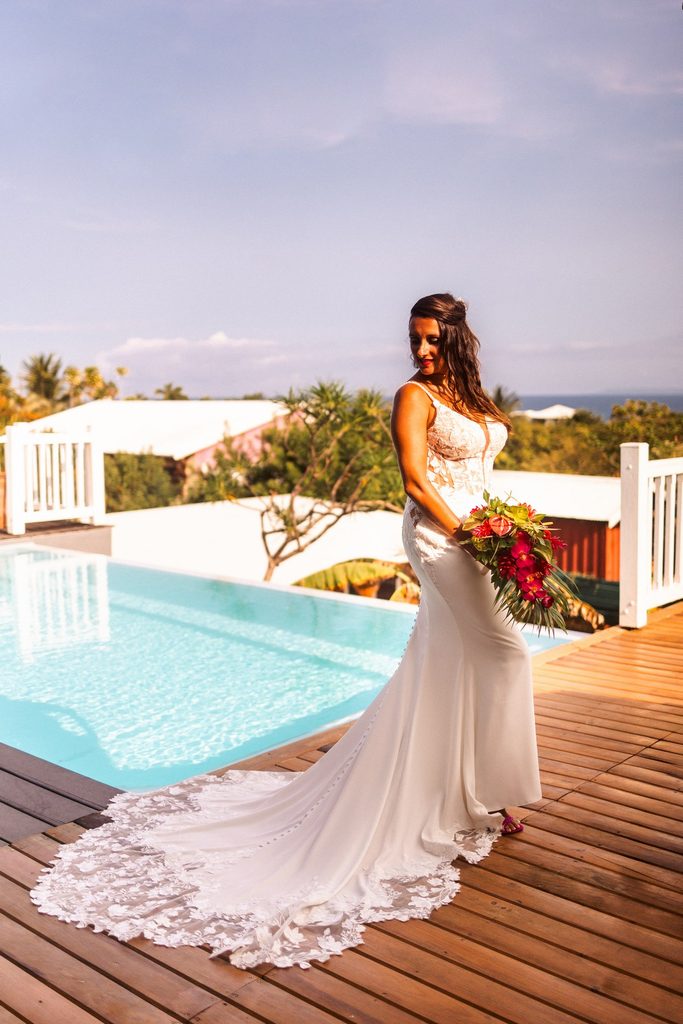 Préparatifs de mariage intimiste en Guadeloupe, habillage mariée