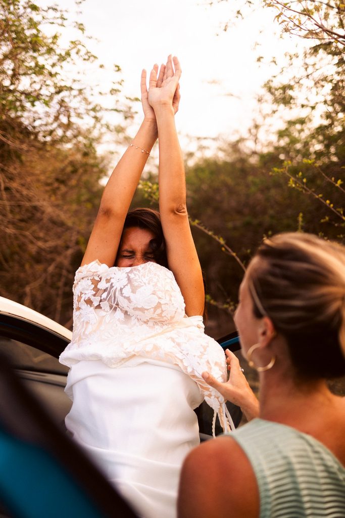 Préparatifs de mariage intimiste en Guadeloupe, habillage mariée