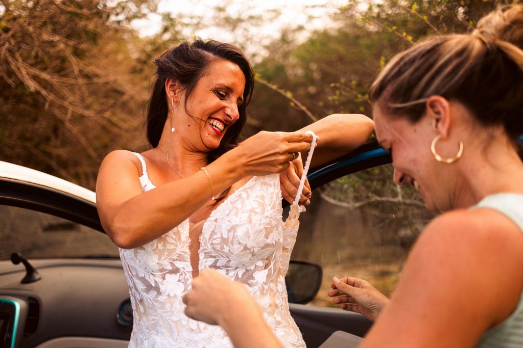 Préparatifs de mariage intimiste en Guadeloupe, habillage mariée