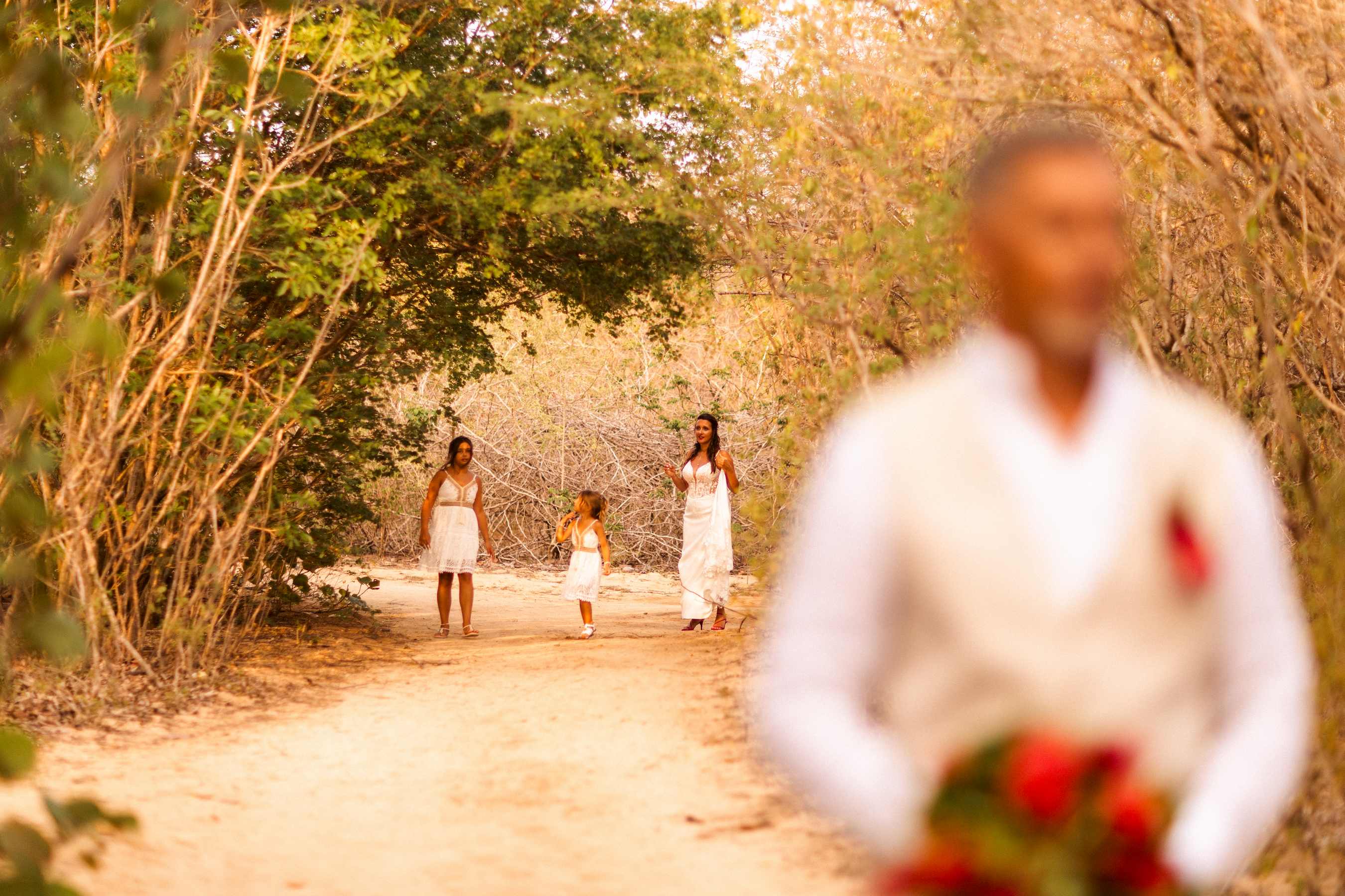 Mariage intimiste en Guadeloupe, first look sur la plage