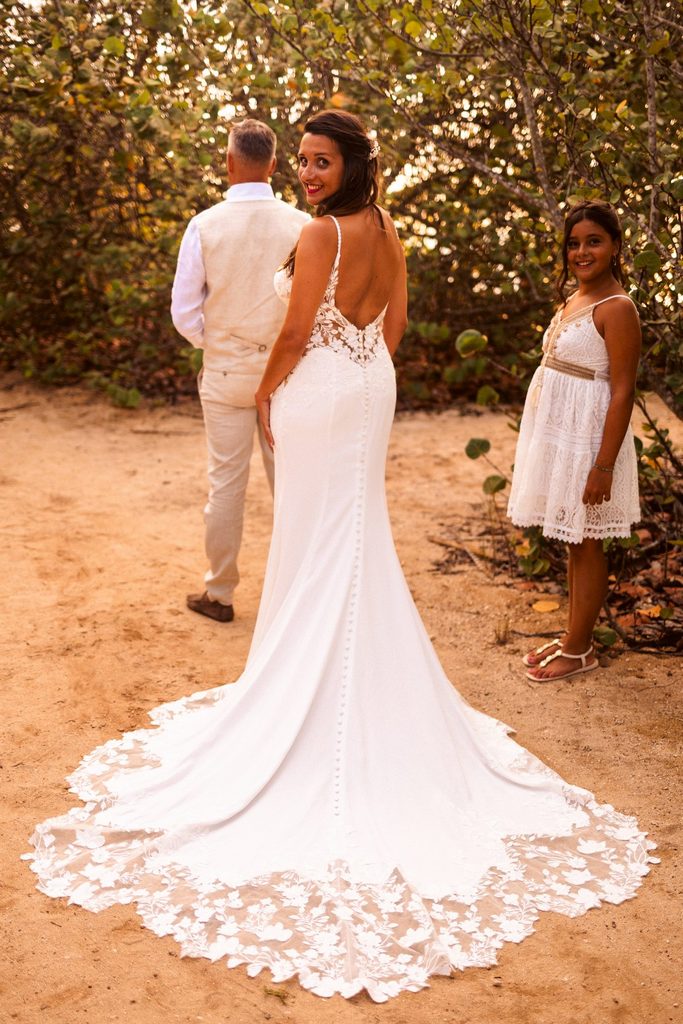 Mariage intimiste en Guadeloupe, first look sur la plage