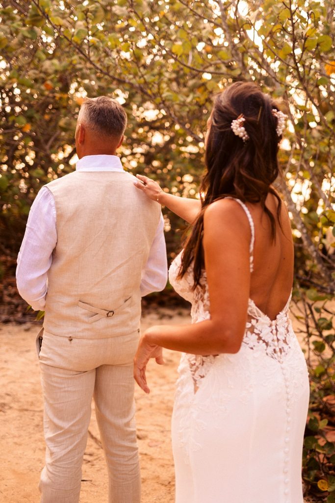 Mariage intimiste en Guadeloupe, first look sur la plage