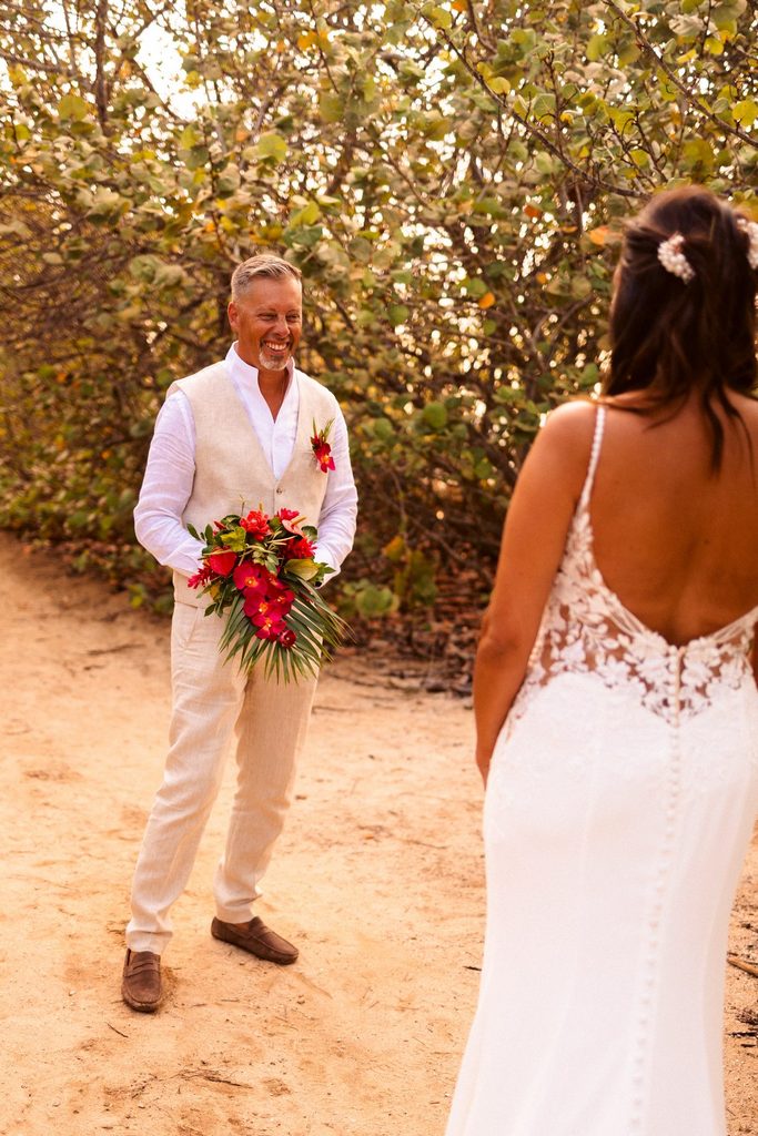 Mariage intimiste en Guadeloupe, first look sur la plage