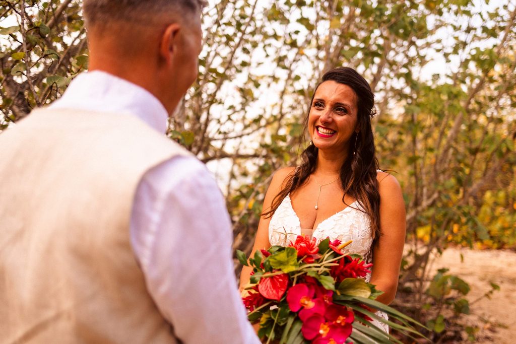 Mariage intimiste en Guadeloupe, first look sur la plage