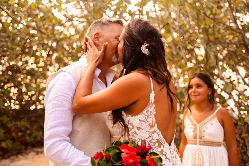 Mariage intimiste en Guadeloupe, first look sur la plage