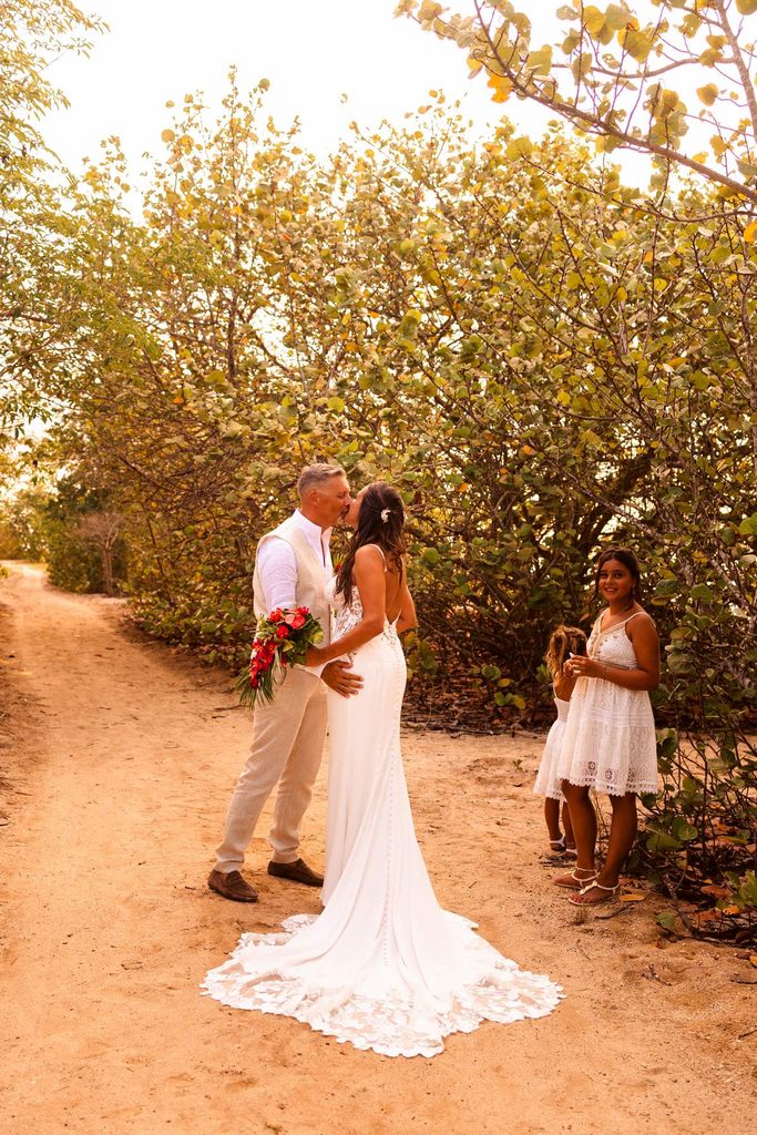 Mariage intimiste en Guadeloupe, first look sur la plage