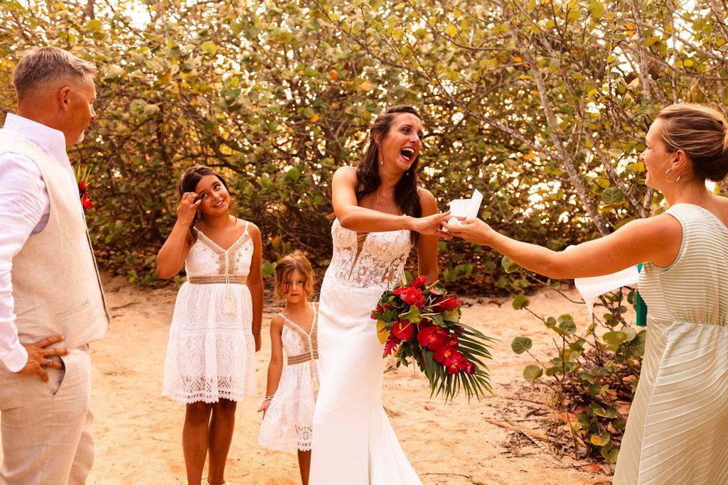 Mariage intimiste en Guadeloupe, first look sur la plage