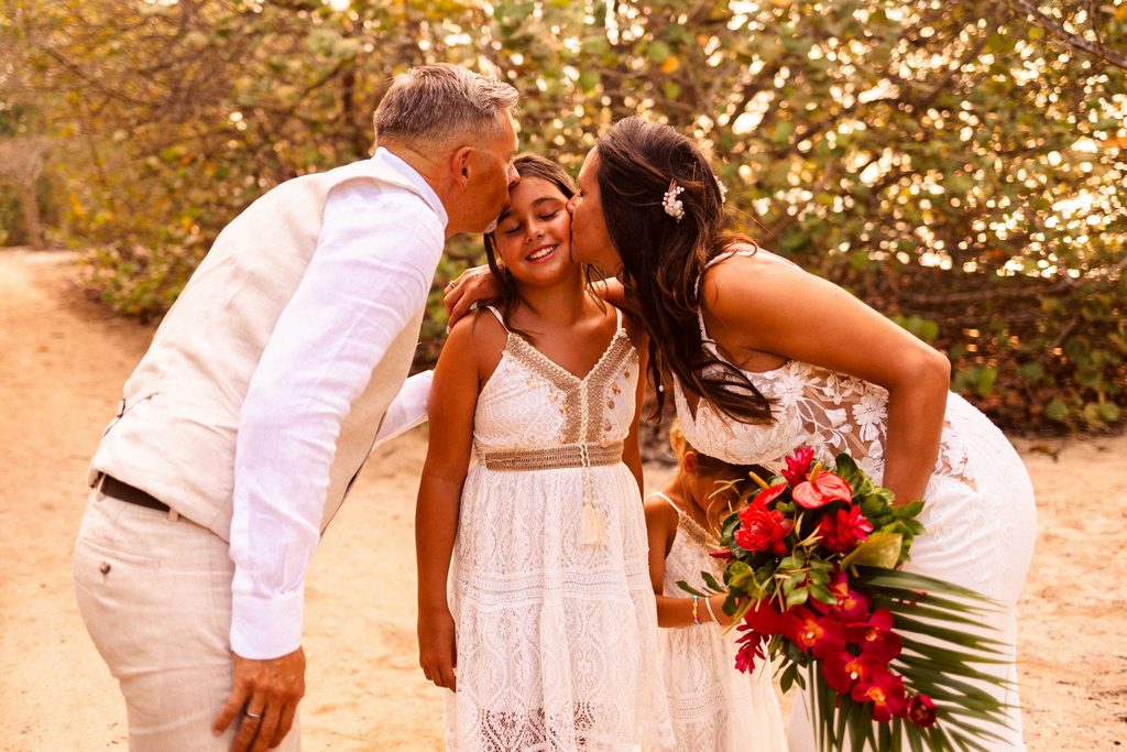 Mariage intimiste en Guadeloupe, first look sur la plage