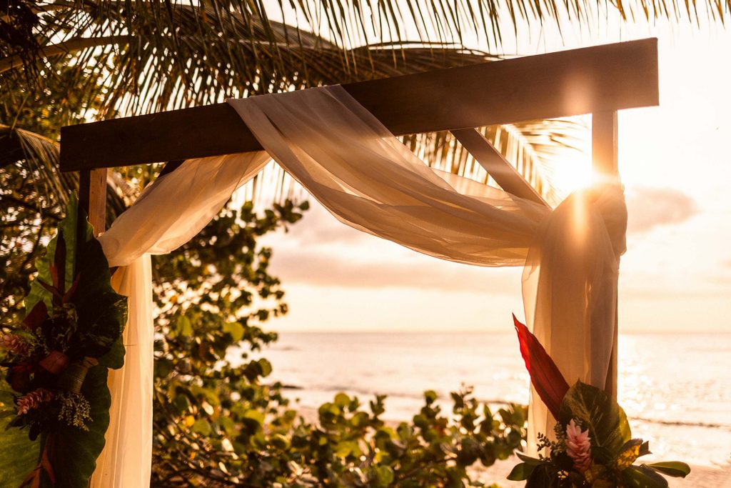 Mariage intimiste en Guadeloupe, first look sur la plage