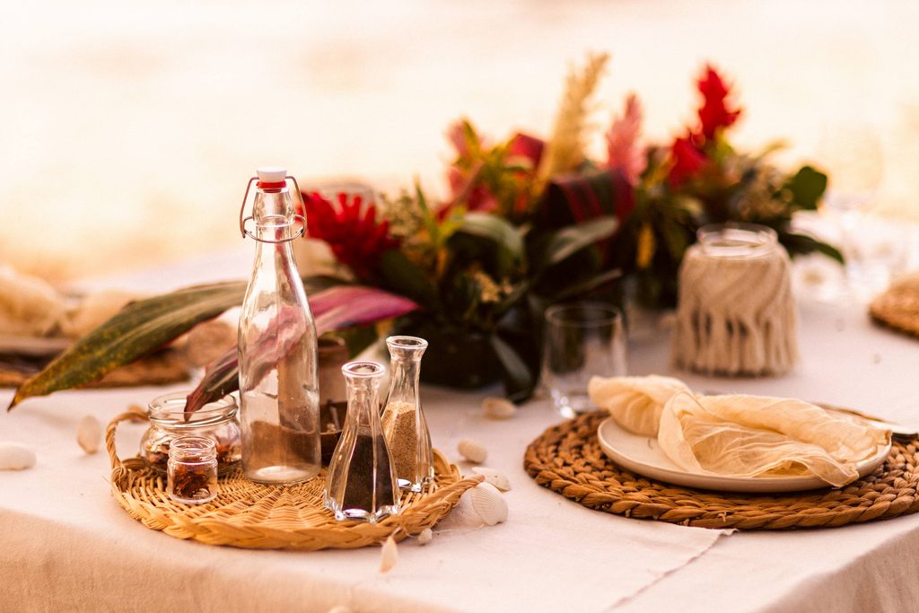 Cocktail de mariage sur la plage en Guadeloupe, décoration naturelle