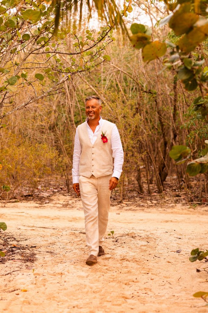 Mariage intimiste en Guadeloupe, first look sur la plage