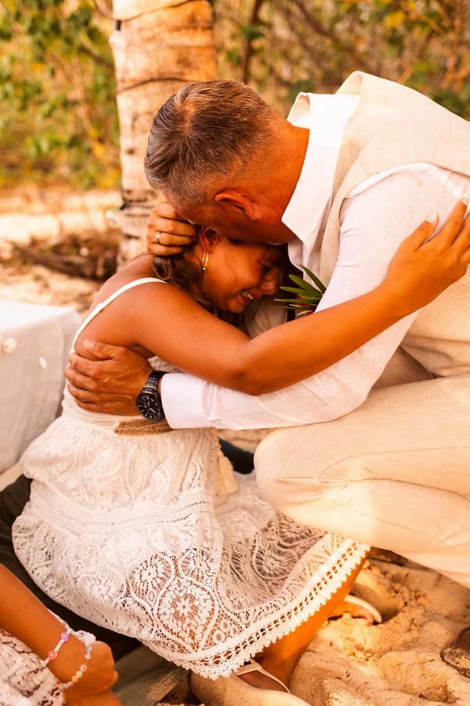 Mariage intimiste en Guadeloupe, first look sur la plage