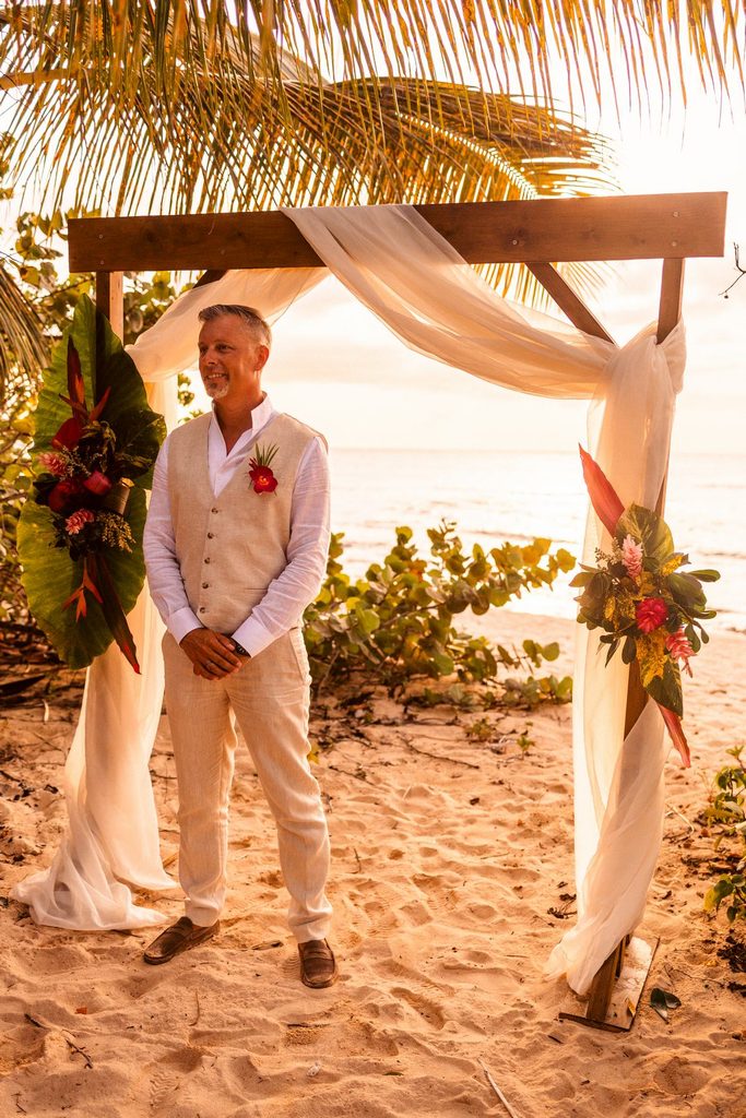 Mariage intimiste en Guadeloupe, first look sur la plage