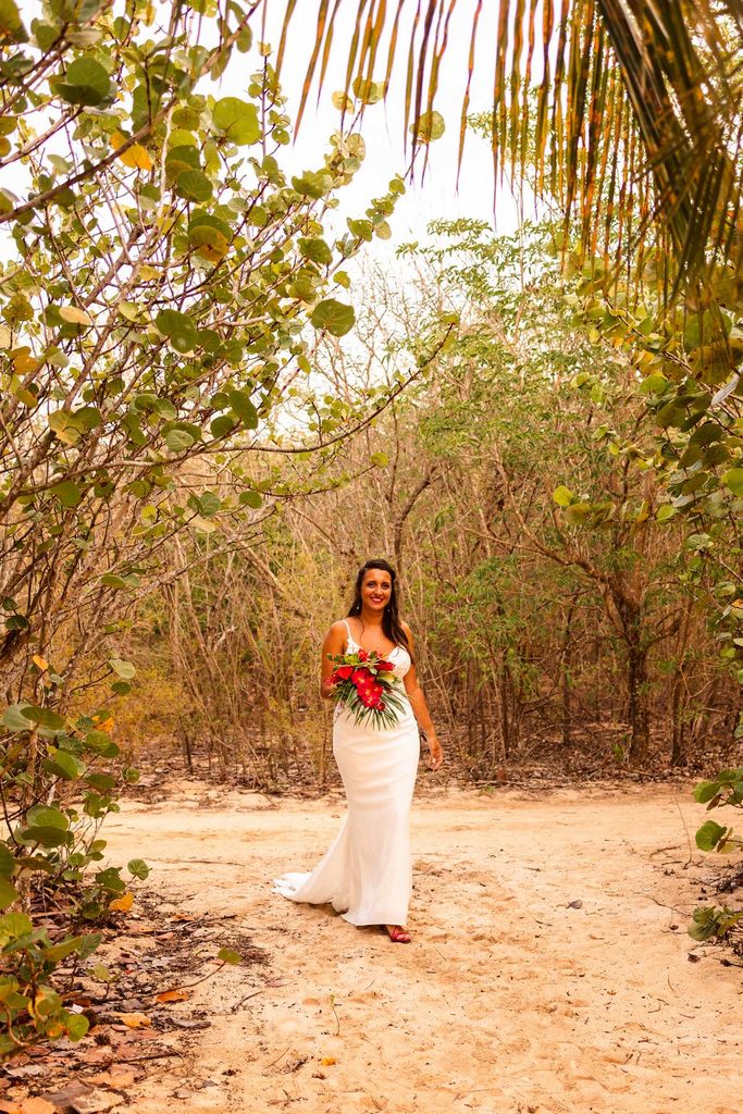 Mariage intimiste en Guadeloupe, first look sur la plage