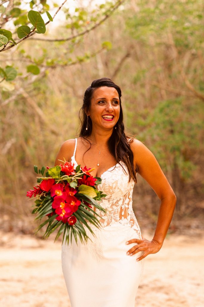 Mariage intimiste en Guadeloupe, first look sur la plage