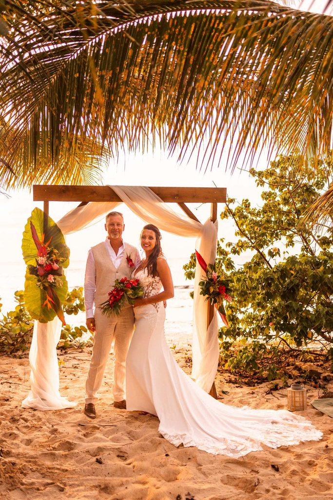 Mariage intimiste en Guadeloupe, cérémonie laïque sur la plage