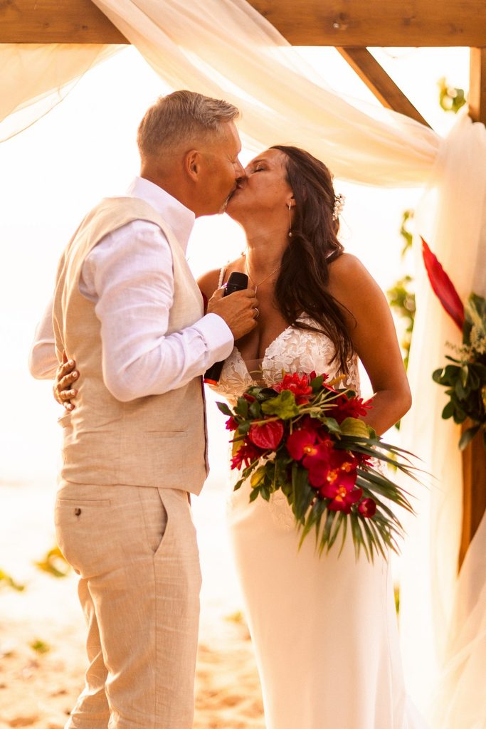 Mariage intimiste en Guadeloupe, cérémonie laïque sur la plage