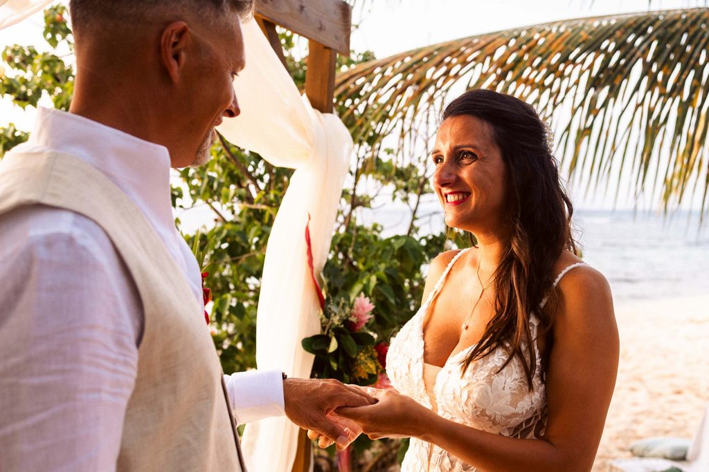 Mariage intimiste en Guadeloupe, cérémonie laïque sur la plage