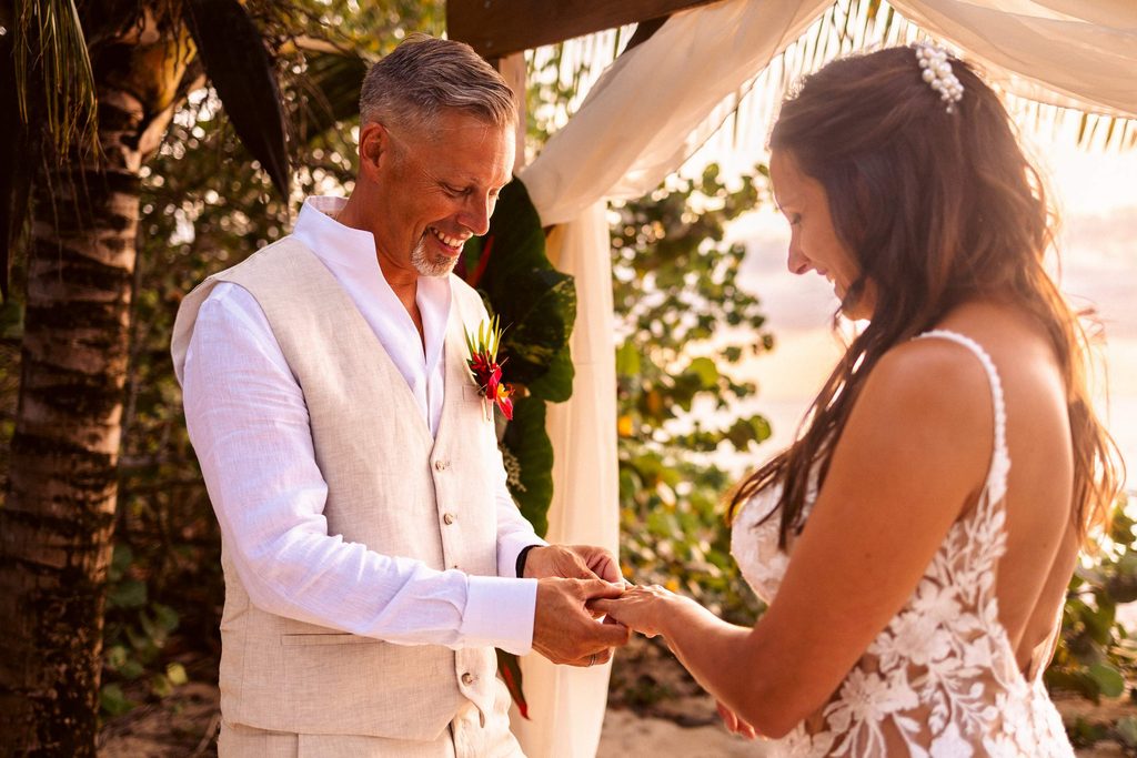 Mariage intimiste en Guadeloupe, cérémonie laïque sur la plage