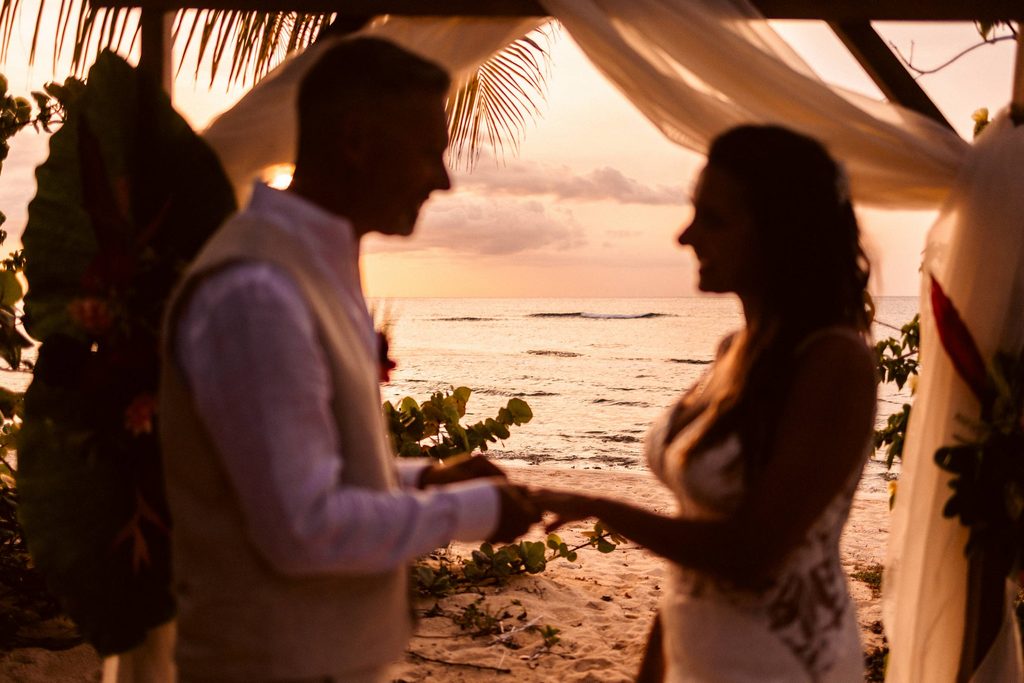 Mariage intimiste en Guadeloupe, cérémonie laïque sur la plage
