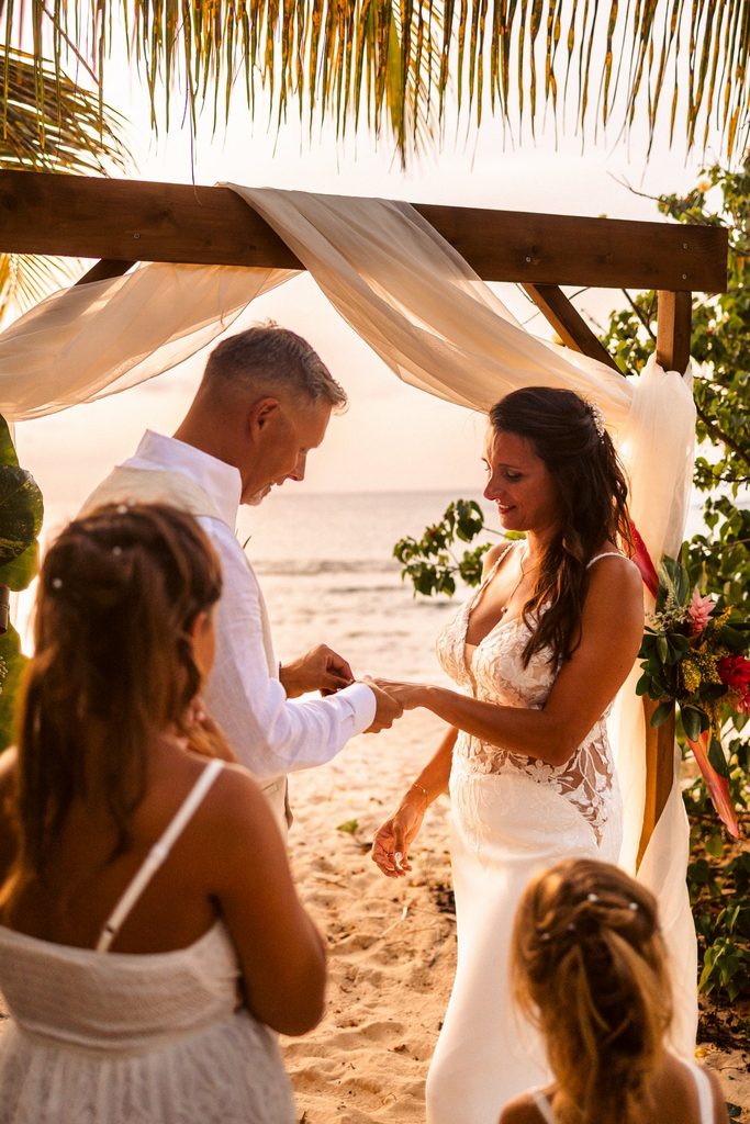 Mariage intimiste en Guadeloupe, cérémonie laïque sur la plage