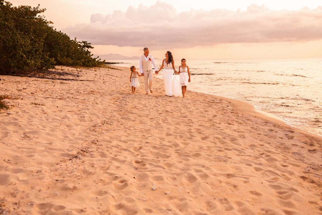 Mariage intimiste en Guadeloupe, séance photo sur la plage